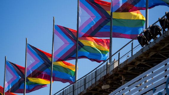 Barcelona iza la bandera LGBT+ en el Camp Nou