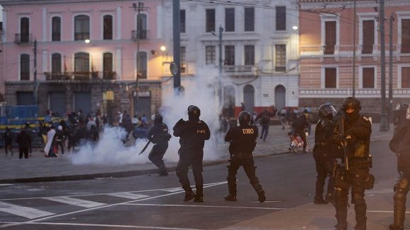 Policía de Ecuador se ensaña contra manifestantes