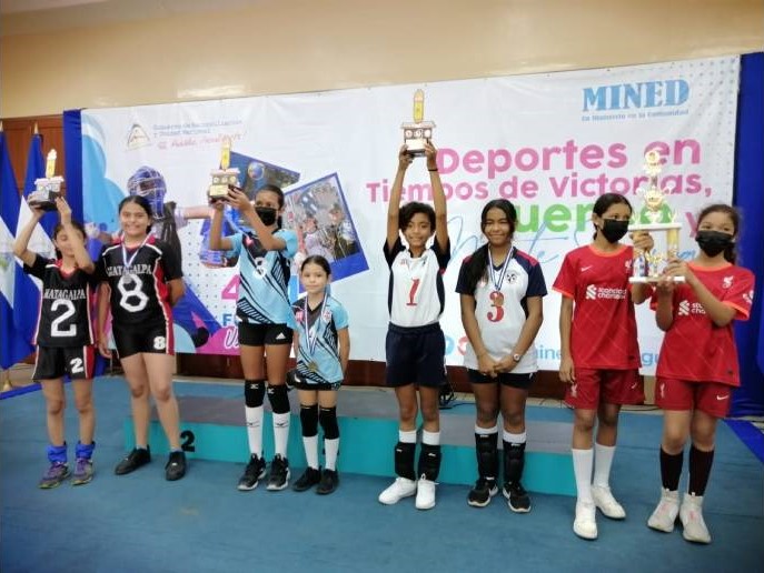 Niñas de Primaria son premiadas tras concluir torneo escolar de voleibol