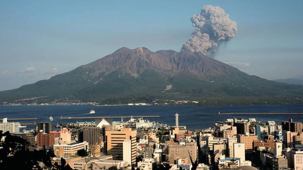 Japón declara alerta máxima de seguridad por erupción del volcán Sakurajima