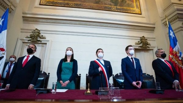 Constituyente de Chile entrega propuesta de nueva Carta Magna