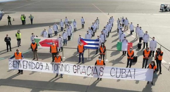 Cerca de 500 médicos cubanos llegan a Italia