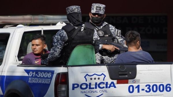 Denuncian muerte de presos y detenciones en masa en El Salvador