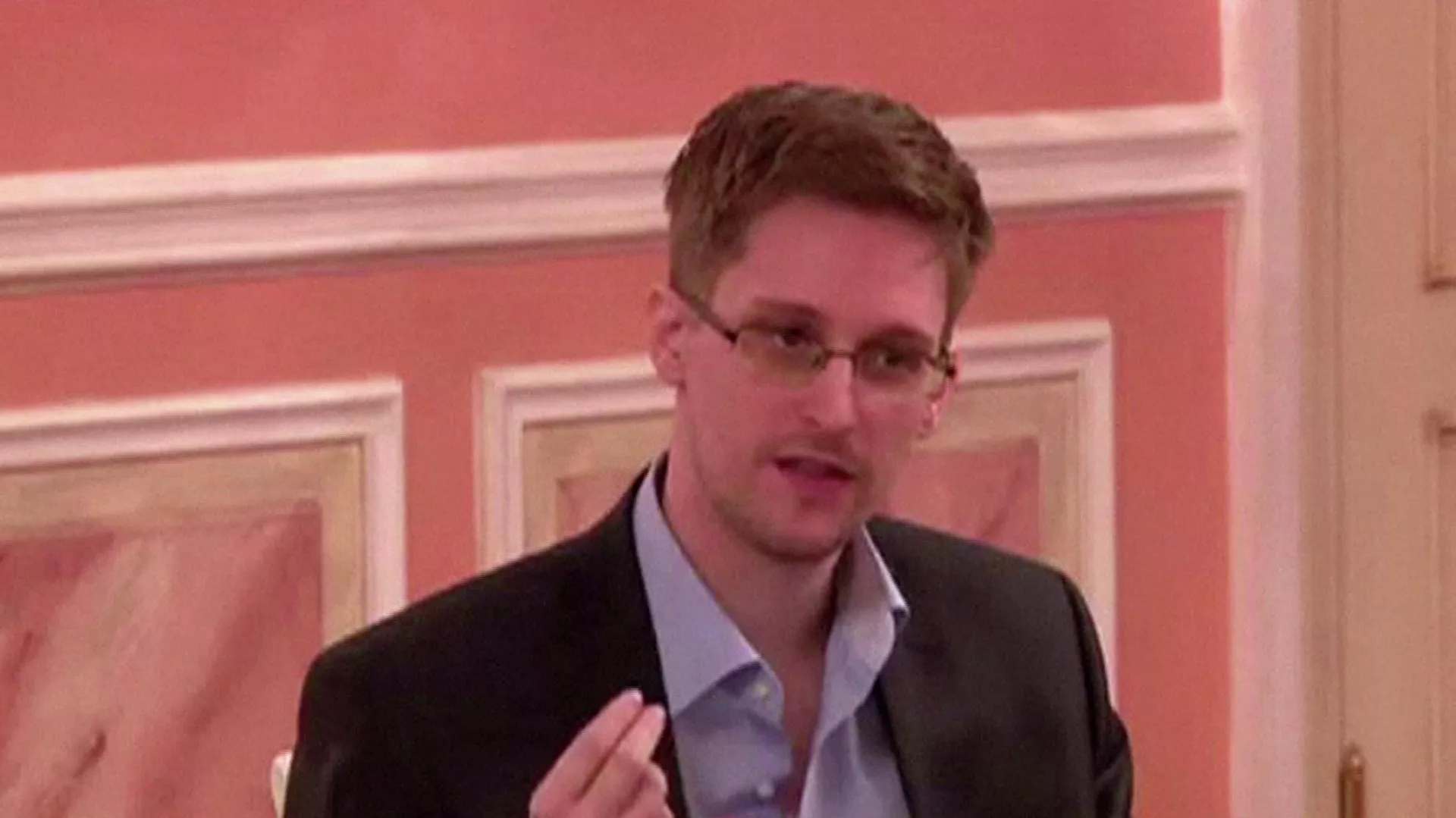 Putin le otorga la ciudadanía rusa al exagente de la CIA Edward Snowden