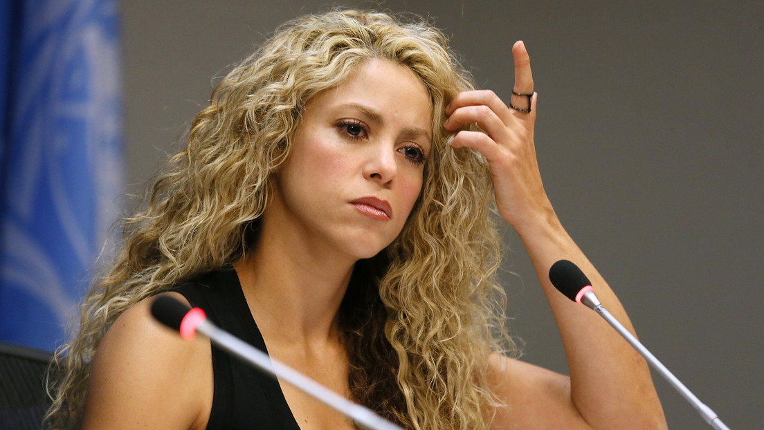 Shakira sentada en el banquillo de los acusados