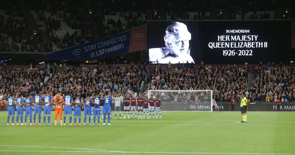 Abucheos en homenaje a la reina Isabel II en partidos de la UEFA