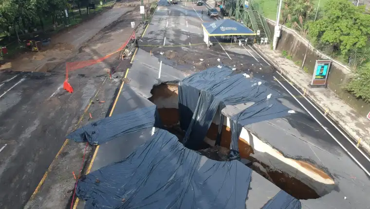 Un enorme agujero se abre en una de las avenidas principales en Guatemala