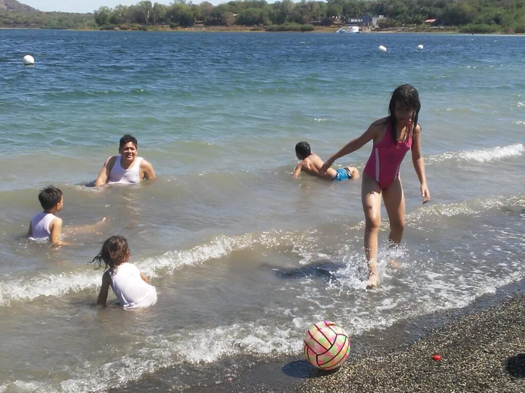 Familias Nicaragüenses disfrutan de las vacaciones patrias en el centro recreativo de Xiloá.
