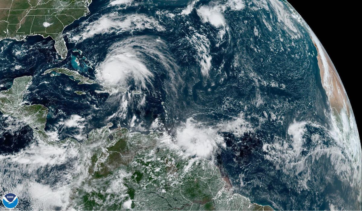 Depresión tropical 8 en el atlántico y Fiona sigue como huracán