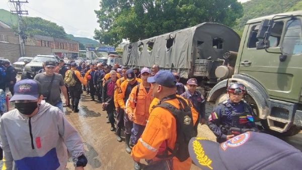 Ejército venezolano auxilia a damnificados en El Castaño, Aragua, tras alud