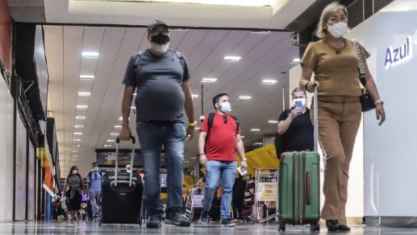 Brasil retoma uso de la mascarilla en aeropuertos y vuelos