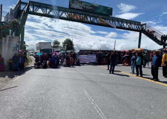 Siguen bloqueos de carreteras en Guatemala por precios combustibles