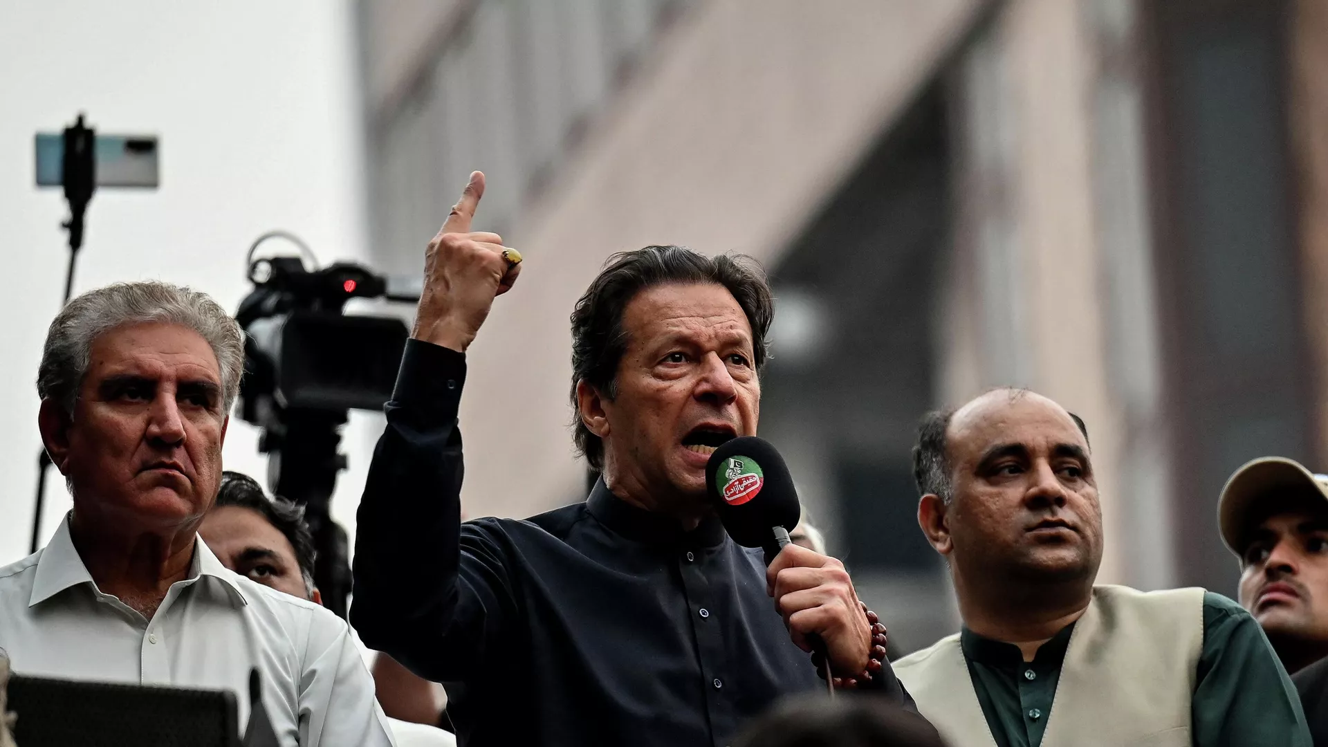 Hieren de bala al ex primer ministro pakistaní Khan durante marcha de protesta