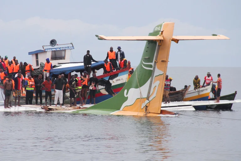 19 personas fallecidas tras caerse avión