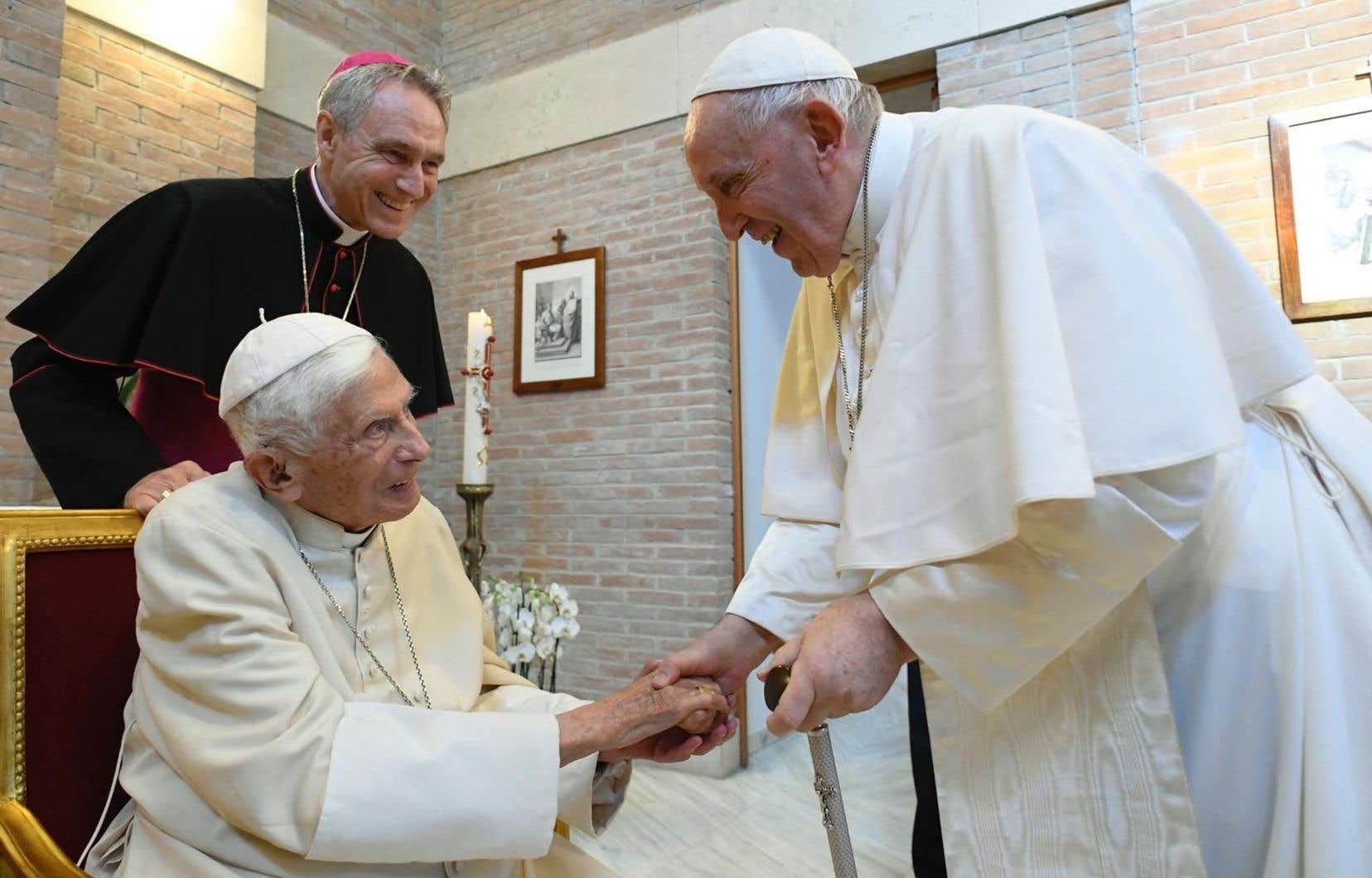 Benedicto XVI sigue «grave» pero estable