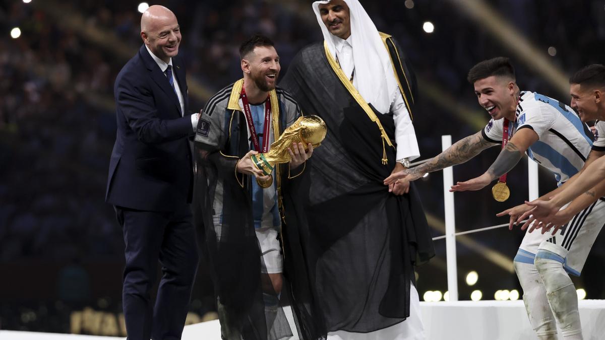 ¿Qué significa la túnica que le colocaron a Messi para Levantar la Copa?