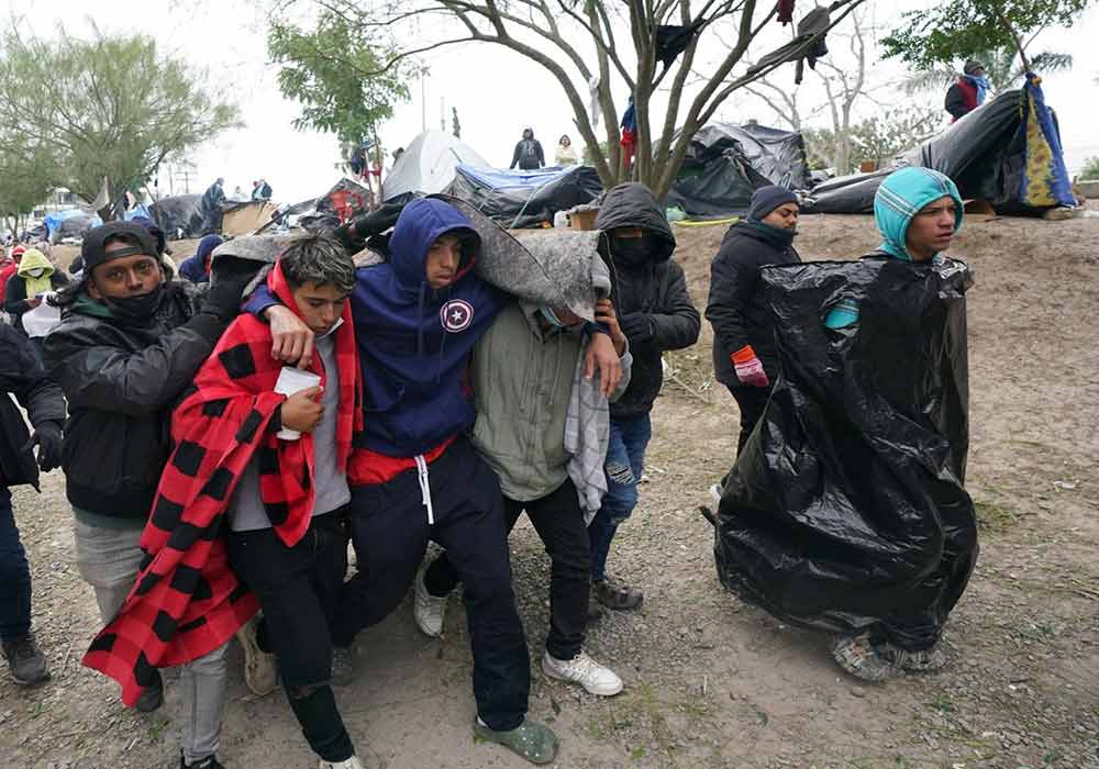 Migrantes de Distintos Paises se congelan en frontera México con EEUU