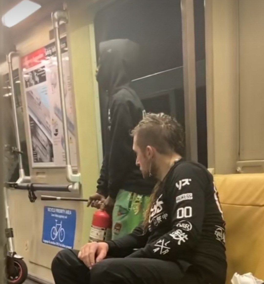 Joven ataca con un extintor a pasajeros de metro en EE.UU.