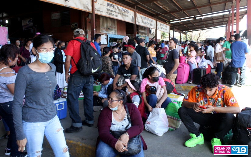 Familias se preparan para vacaciones de la Navidad y el Fin de Año