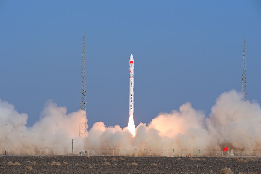 China lanzó cohete que pone cinco satélites en órbita  
