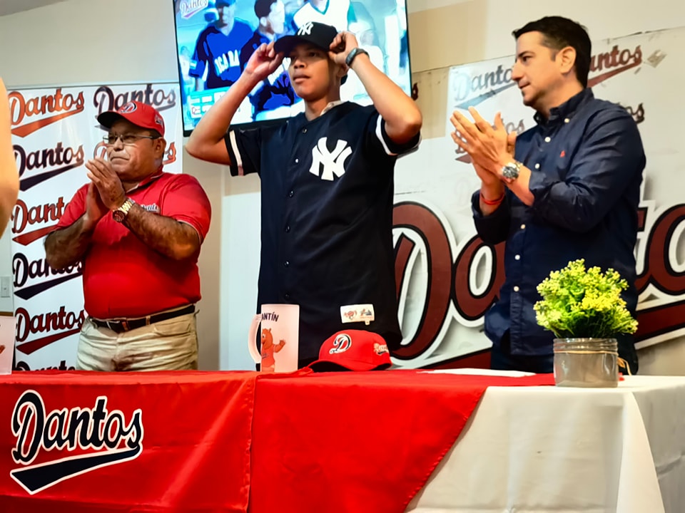 El joven lanzador, Joshua Quezada firma con los Yankees