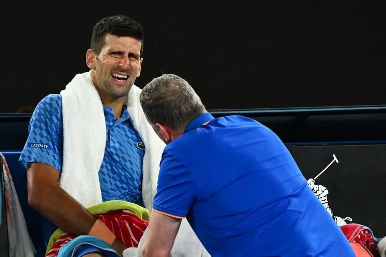 Djokovic avanza a cuartos de Australia con problemas musculares