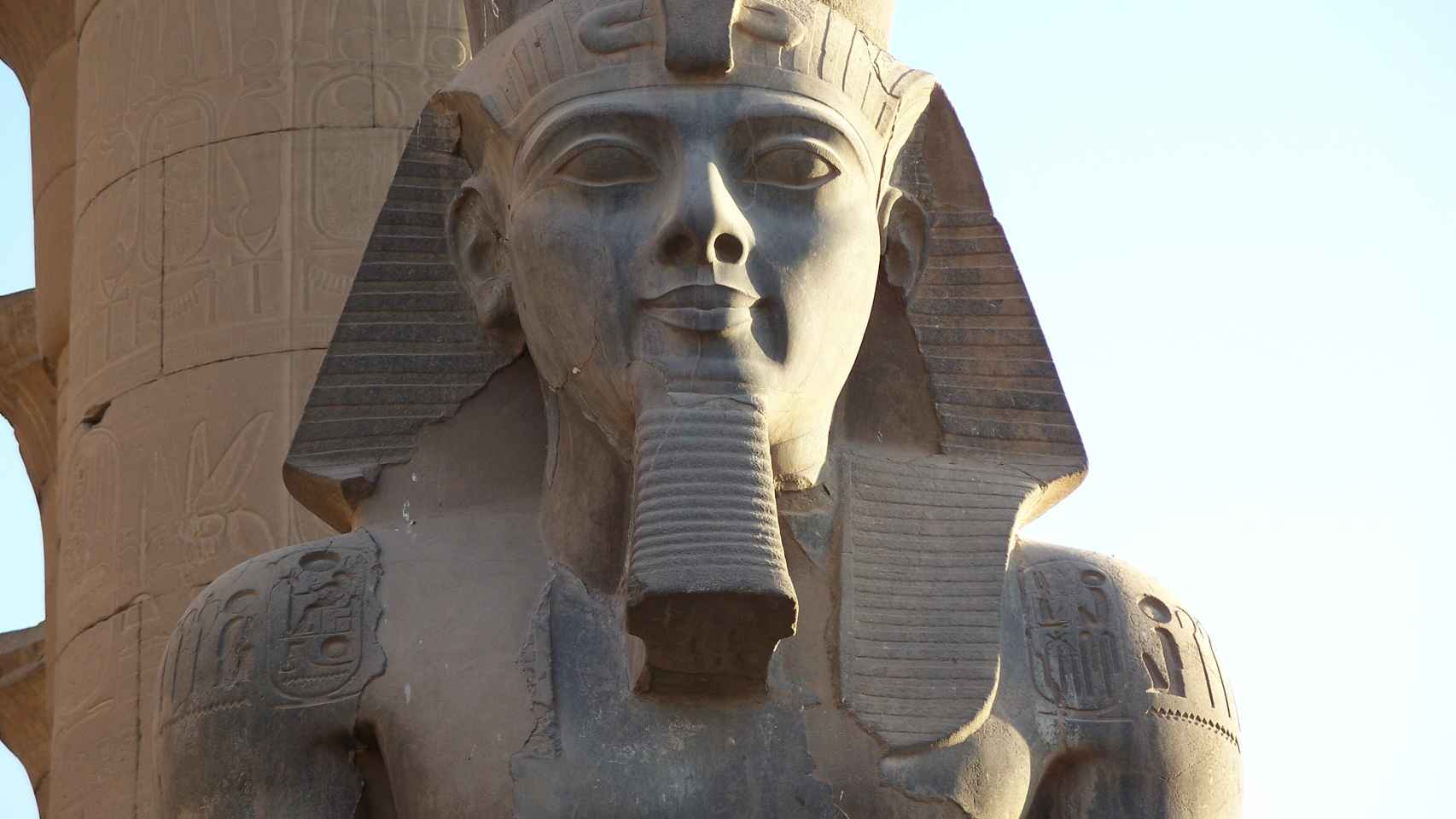 INSÓLITO: Se querían llevar a Ramsés II en grúa