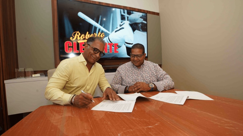 Luis Roberto Clemente firmando acuerdo con The Phoenix Fund