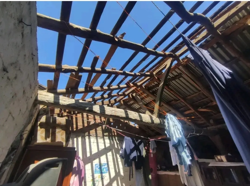 Fuertes vientos arrancan el techo de una vivienda en León