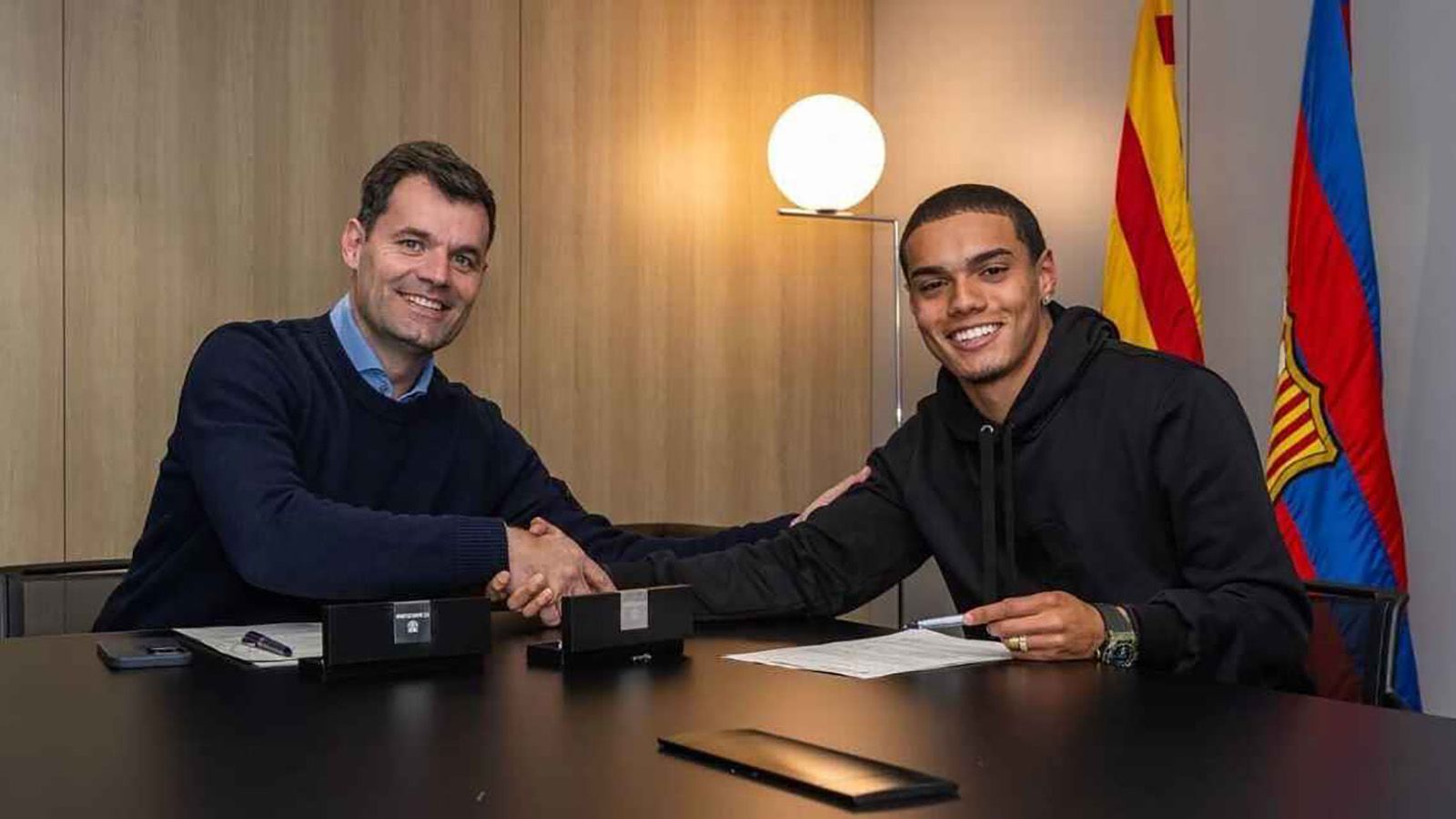 El hijo de Ronaldinho firma contrato con el Barcelona