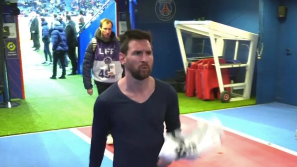 Messi retirándose a los vestuarios luego de la derrota del PSG ante el Rennes