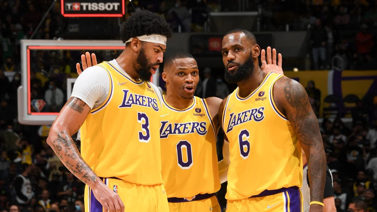Lakers clasifican a los playoffs de la NBA