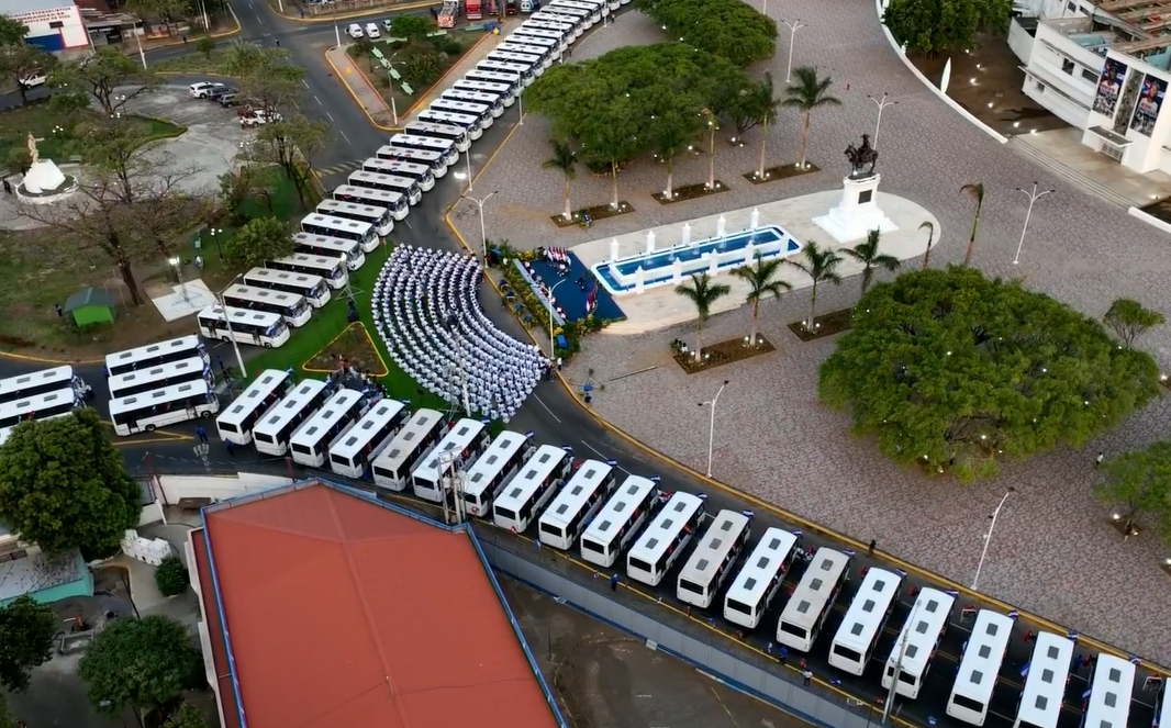 Presidente de Nicaragua entrega unidades de buses a Cooperativas