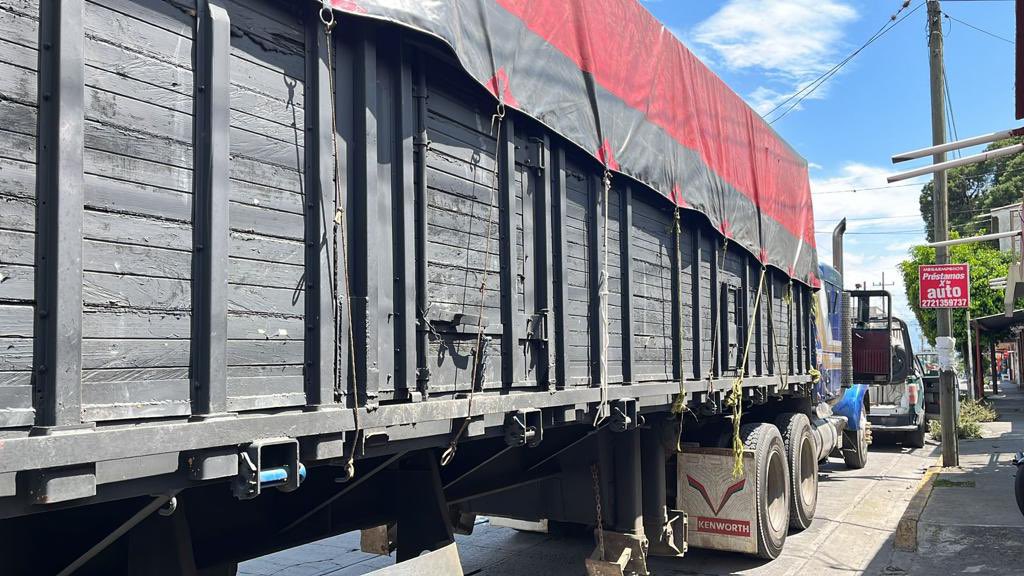 Autoridades mexicanas hallan a 303 migrantes en dos camiones