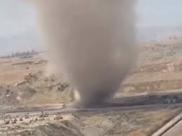 Graban desde el aire cómo un enorme tornado se eleva hacia el cielo esparciendo arena