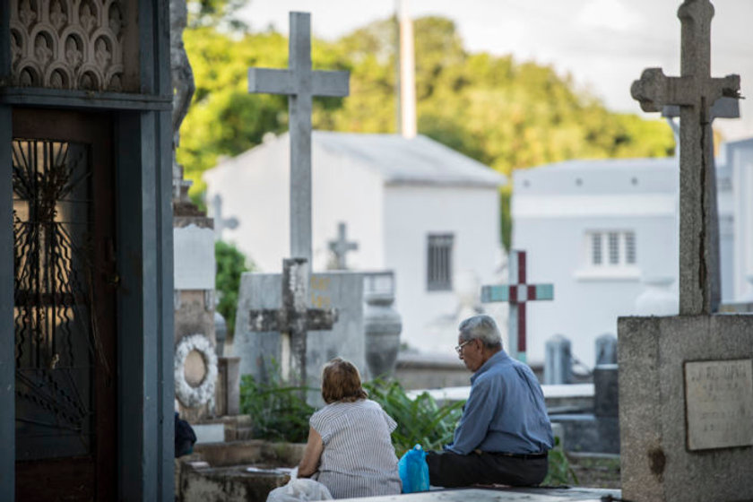 Familias nicaragüenses recuerdan a sus fieles difuntos