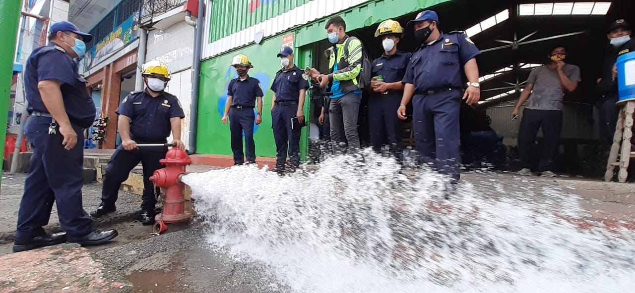 Hidrantes en los mercados de la capital son inspeccionados para reforzar la seguridad contra incendios