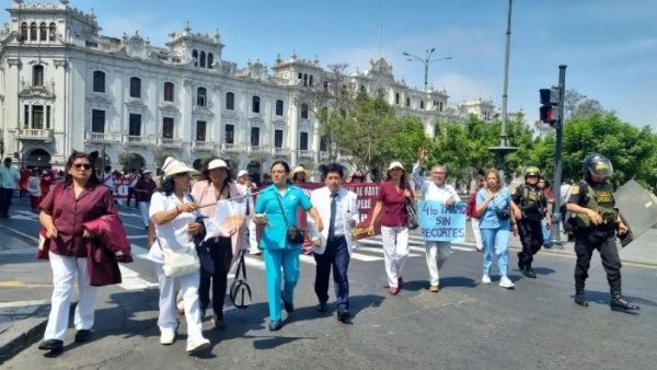 Trabajadores de la Salud Peruana, Reclaman Aumento Salarial