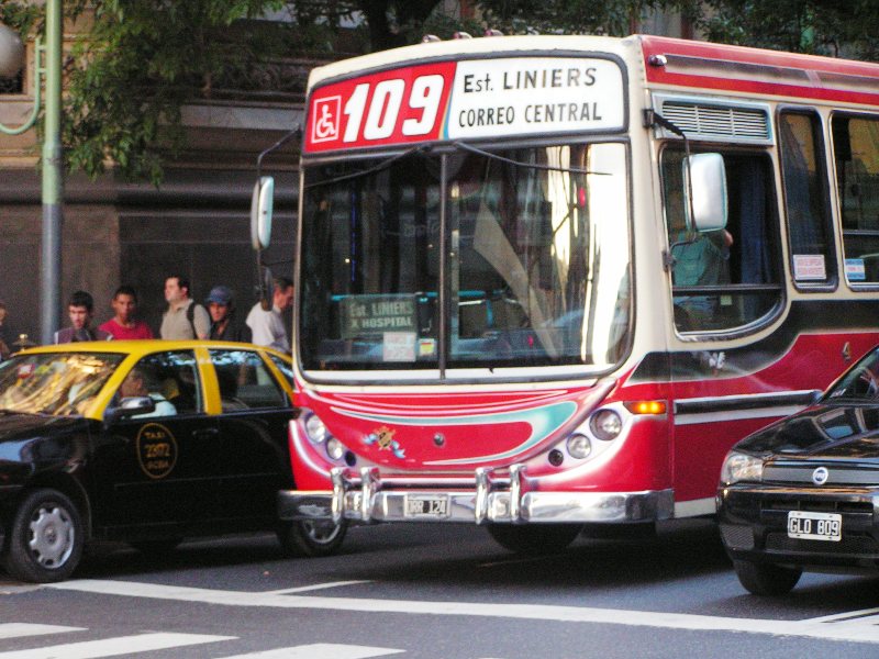 Argentinos sufren la eliminación del subsidio de transporte