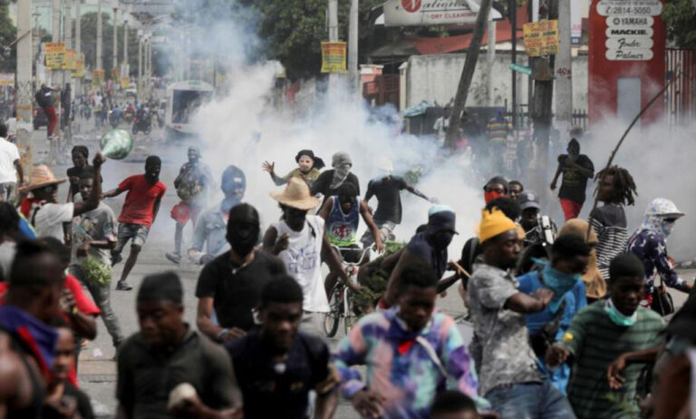 Huída Masiva: Multitudes Huyen de Conflictos Armados en Haití