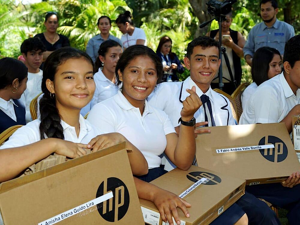 Estudiantes Nicaragüenses Destacan en Concurso de Arte sobre Cambio Climático