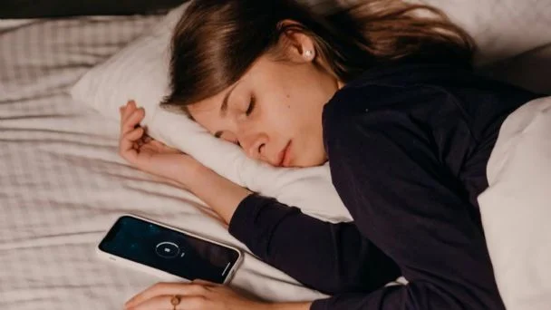 ¿Por qué no debemos usar el celular antes de dormir?
