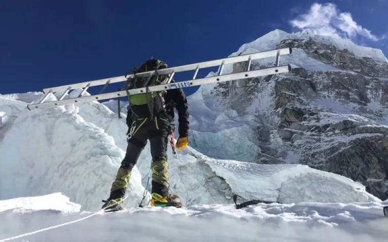 El deshielo en el Everest desentierra restos humanos