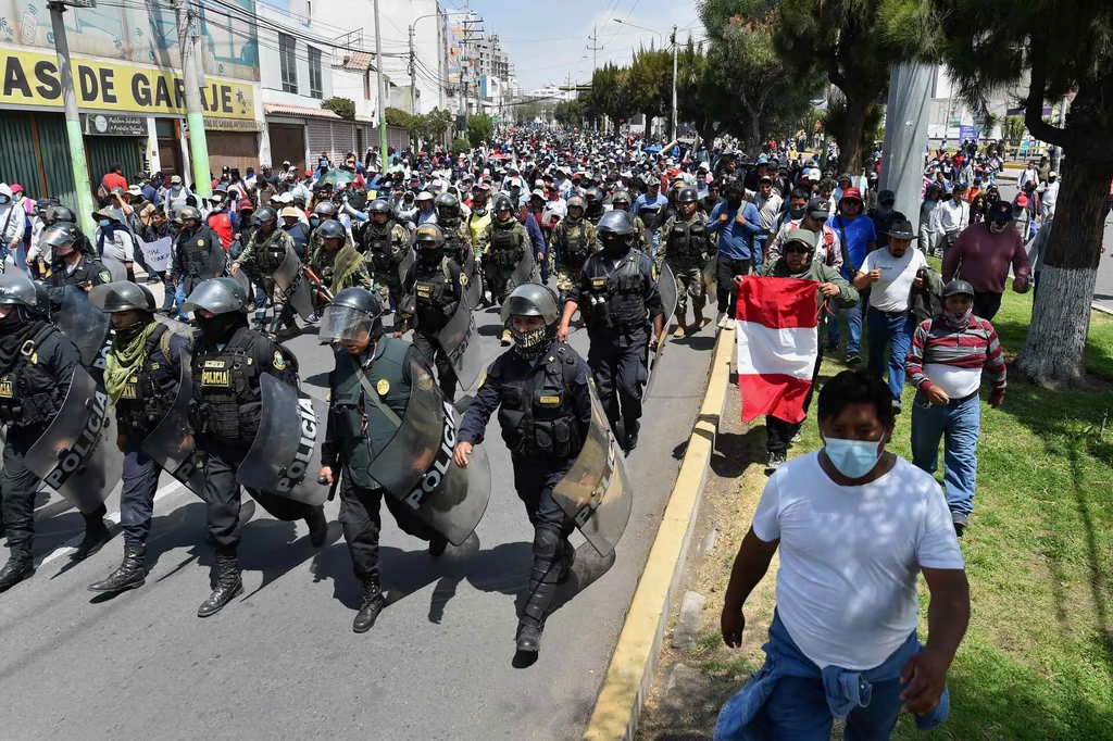 Estado de emergencia en Lima por violencia y paro de transportistas