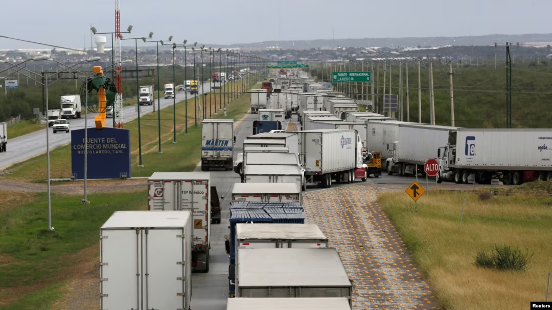 Trump promete aumentar aranceles del 25 % a México y Canadá