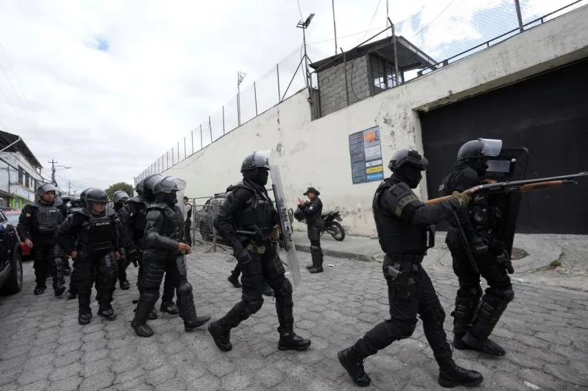 Violento Enfrentamiento en Penitenciaría de Ecuador Deja Decenas de Víctimas