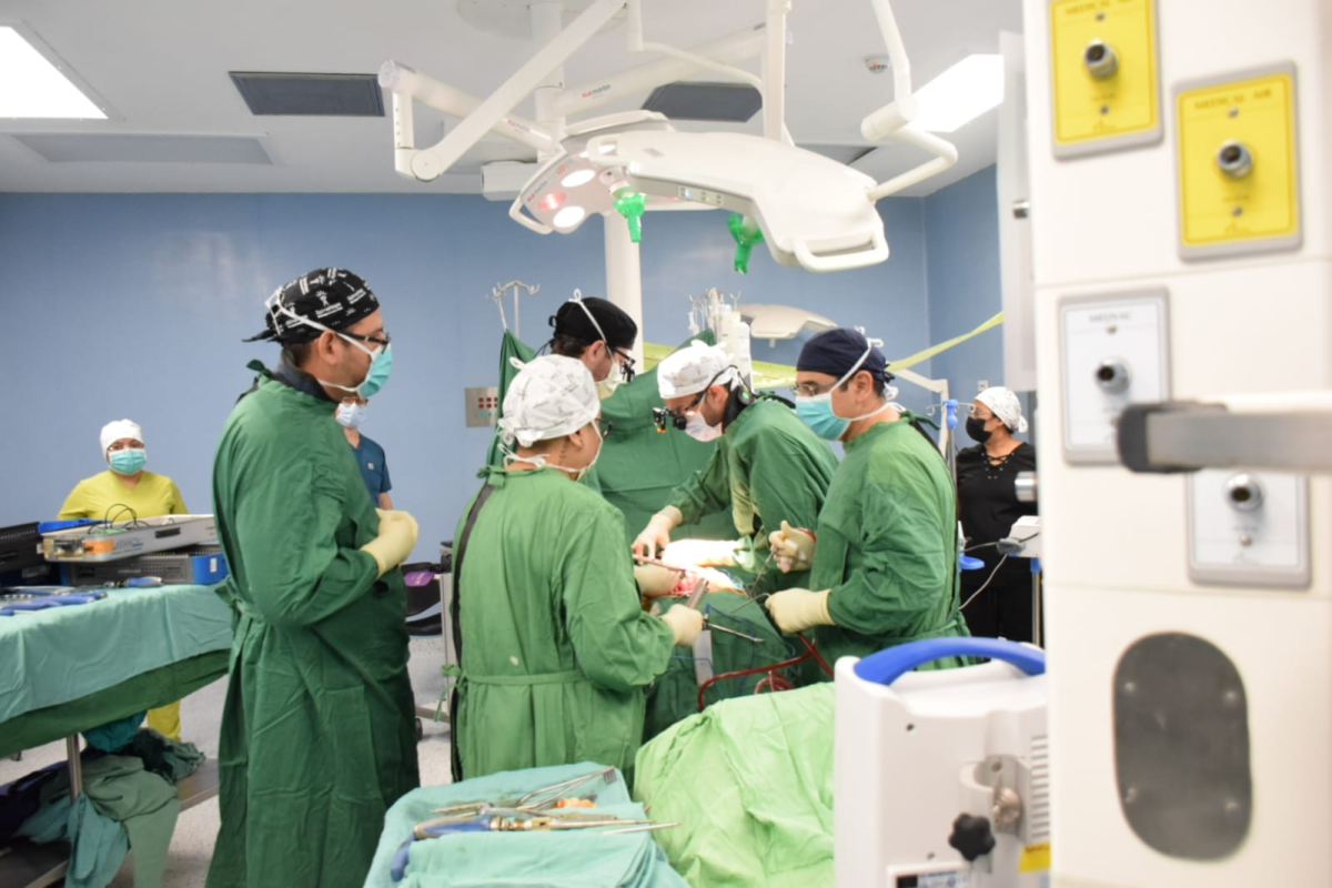 De manera gratuita realizan cirugías de escoliosis en Managua